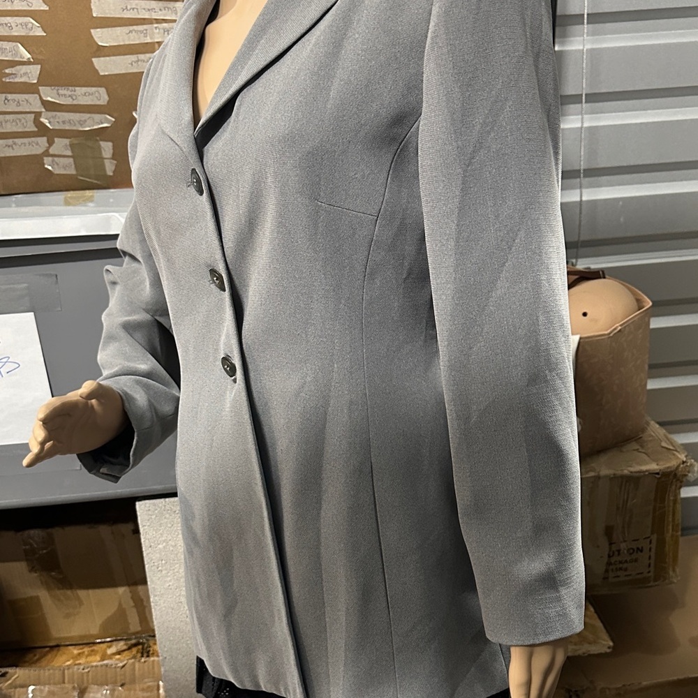 Larry Levine women’s Gray Long Taylored Blazer with decorative buttons size 6 - Picture 4 of 8